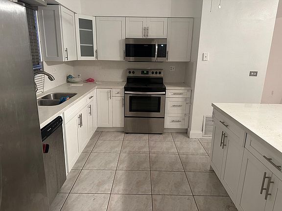 5th image of 370 NE 170th St