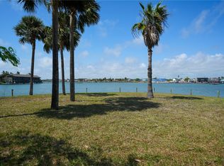 37 Riviera Dr, Rockport, TX 78382