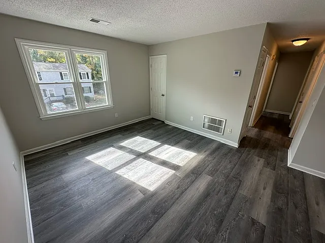 3 bed, 900 sqft, $1,050 — Photo 3