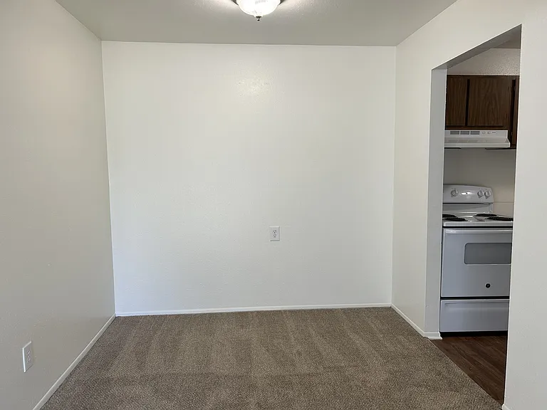Windsor Place Apartments — Photo 41