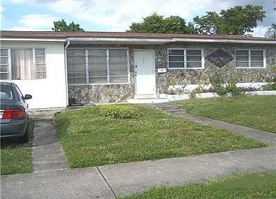 2nd image of 1001 W 51st Pl