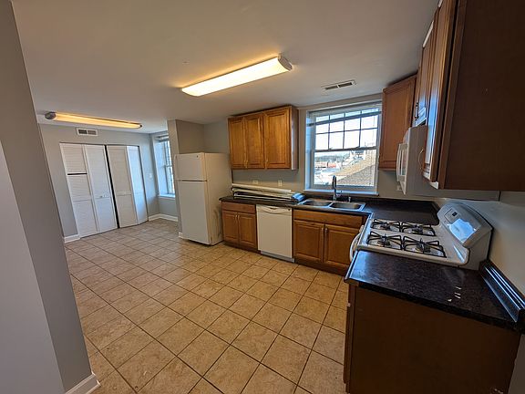3rd image of 7534 N Claremont Ave