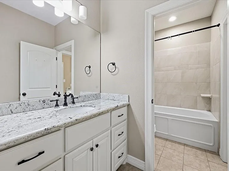 160 Colonial Estates Dr — Photo 12