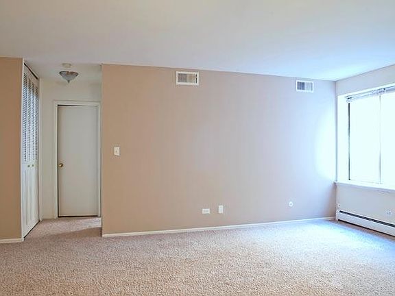 3rd image of 2815 N Pine Grove Ave