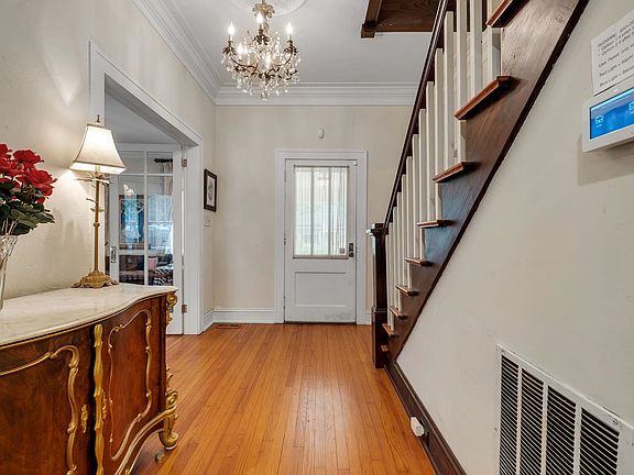3rd image of 1004 E Park Ave