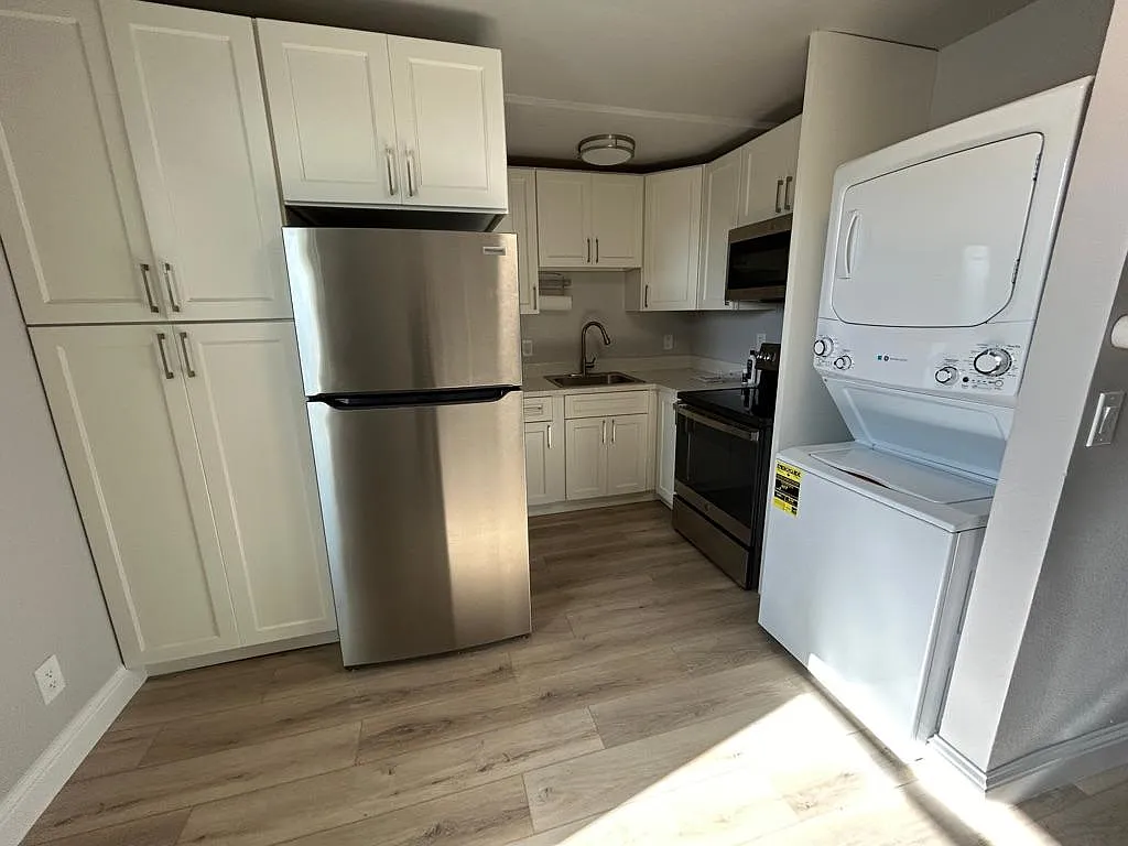 1 bed, 403 sqft, $2,000 — Photo 3