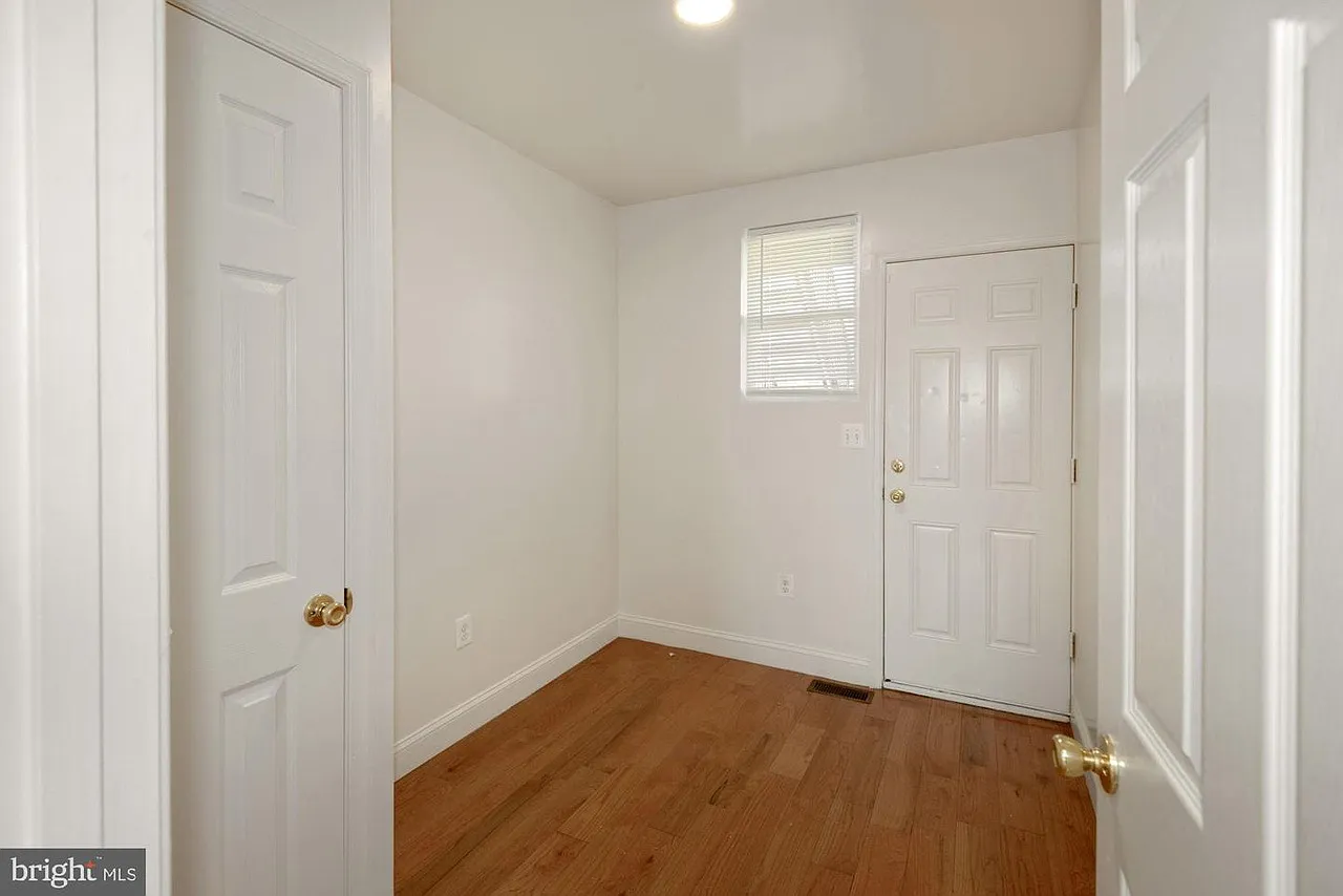 3 bed, 2200 sqft, $4,800 — Photo 2