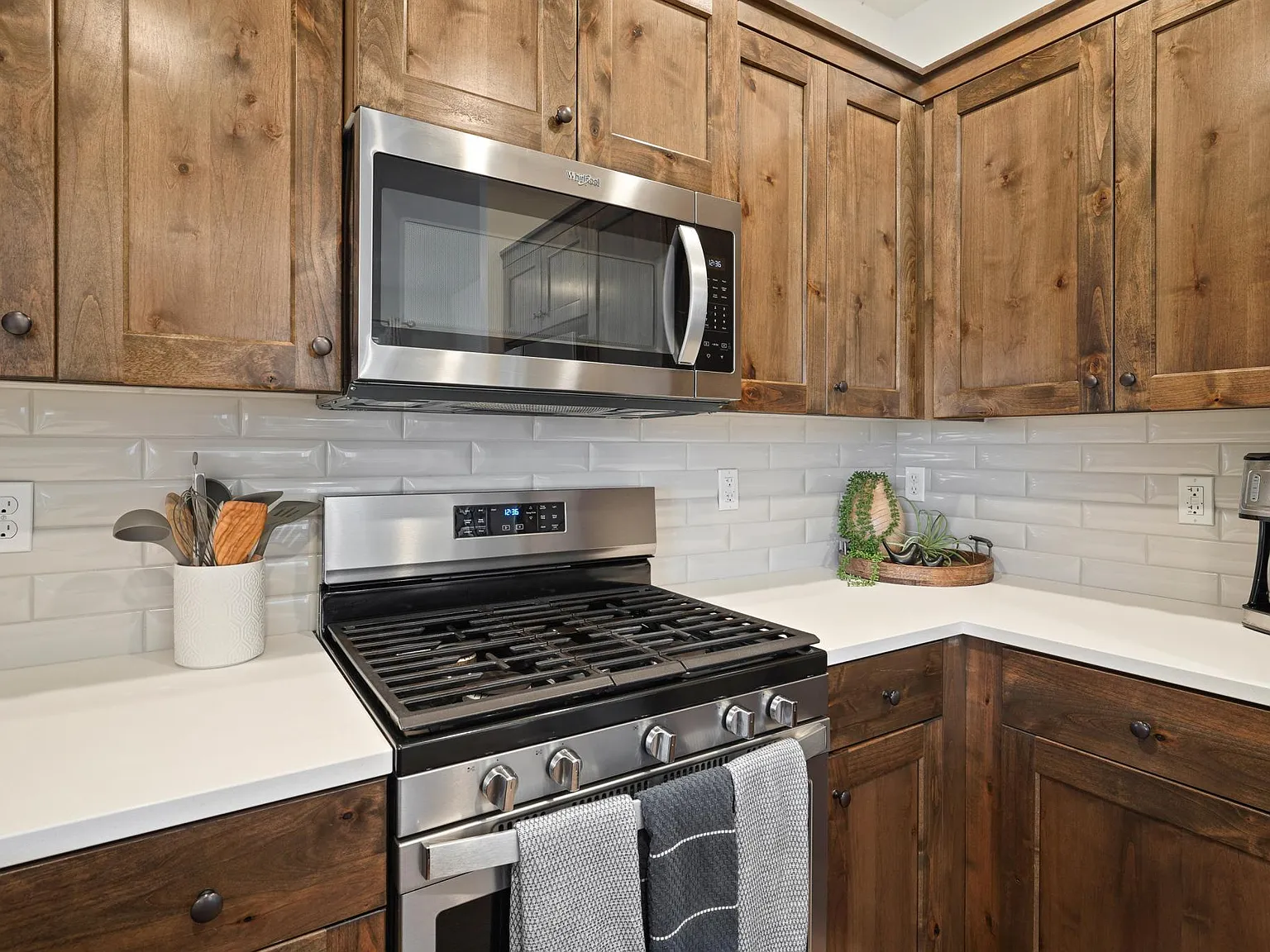 3 bed, 2.5 bath, 1450 sqft, $3,200 — Photo 3