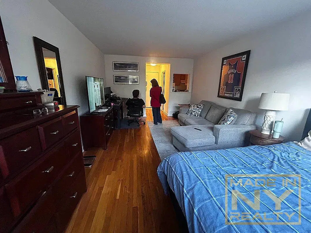 320 West 30th Street — Photo 2