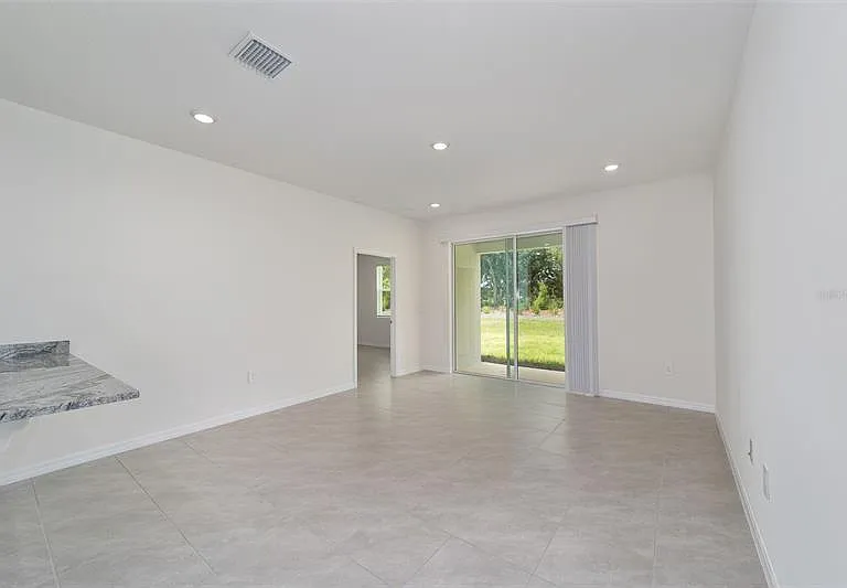 4111 NW 44th Cir — Photo 5