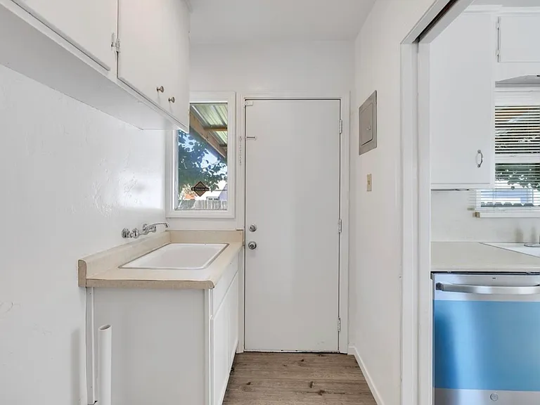 328 Birdwell St — Photo 7