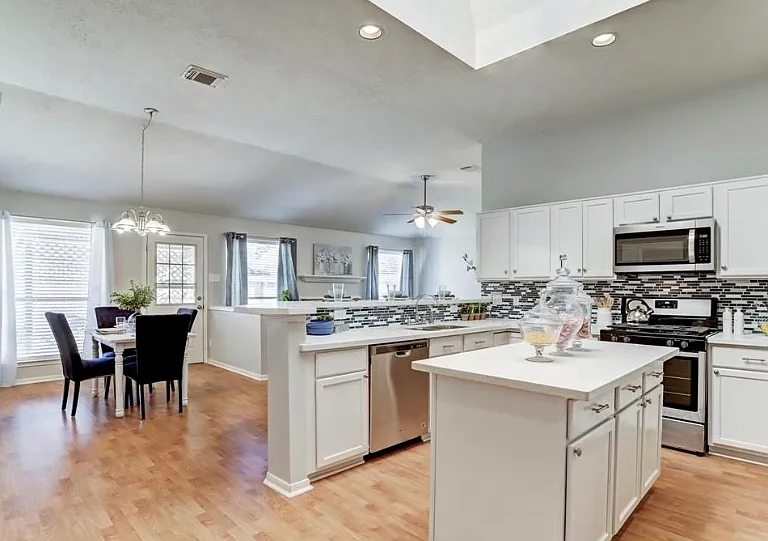 21722 Ridgewood Dr — Photo 1