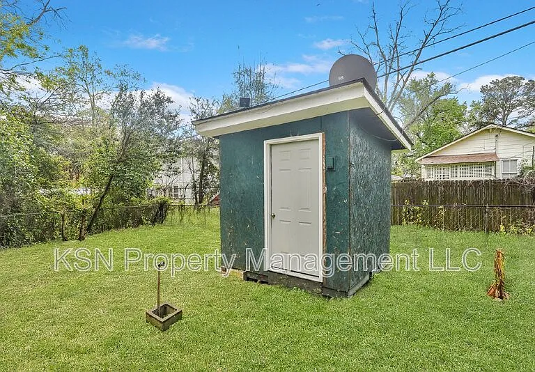 1305 E 32nd St — Photo 9