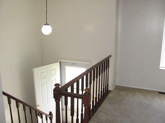 3rd image of 909 Woodlark Dr