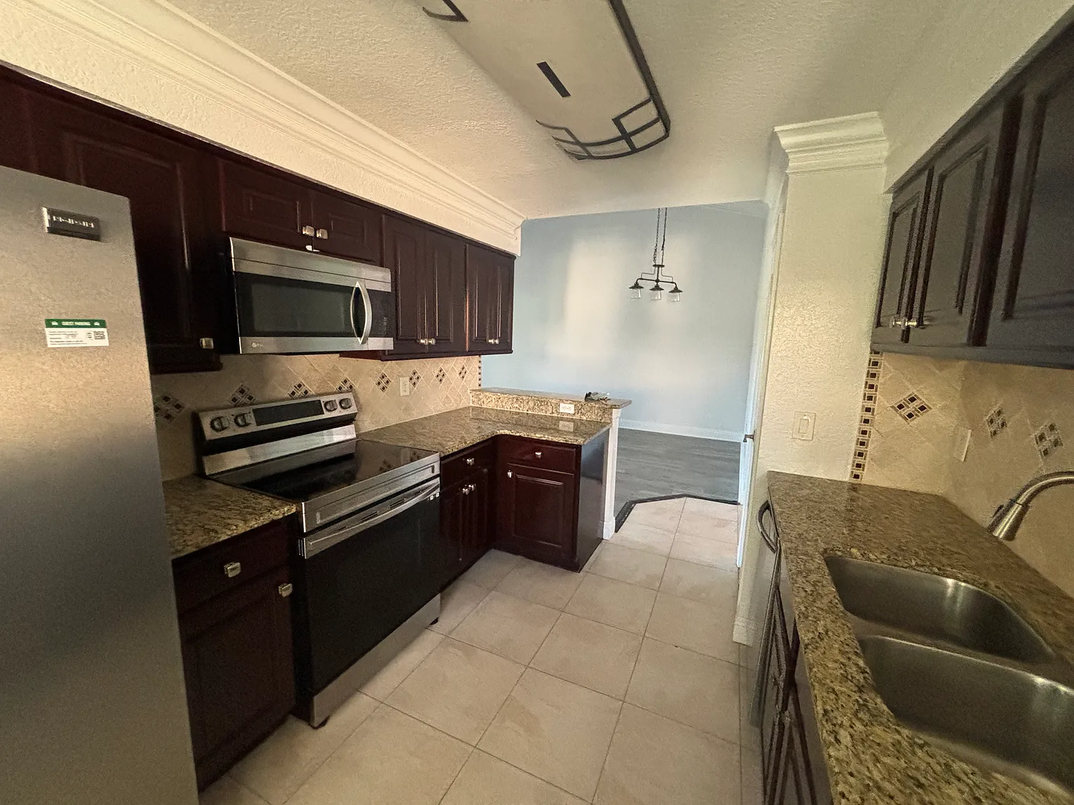 3 bed, 1212 sqft, $2,200 — Photo 3