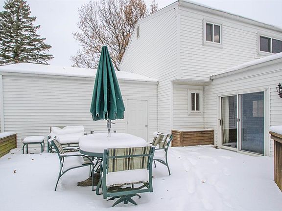 4th image of 1020 Louise St