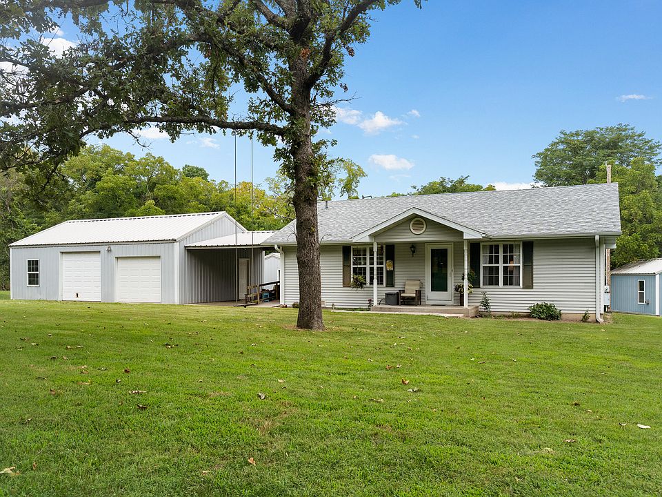 1st image of 951 Goldfinch Road