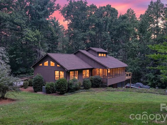 2nd image of 1044 Belvidere Ln