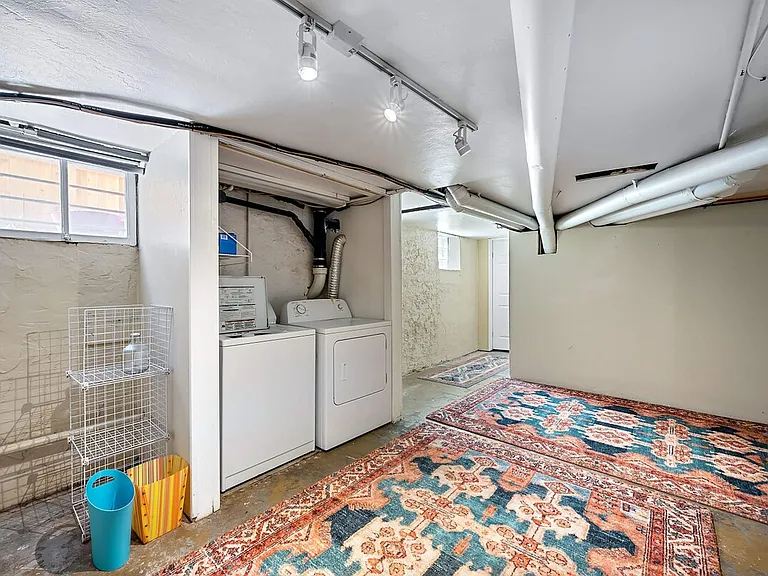 230 S Logan St — Photo 20