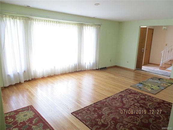 2nd image of 118 Sherbrooke Ave