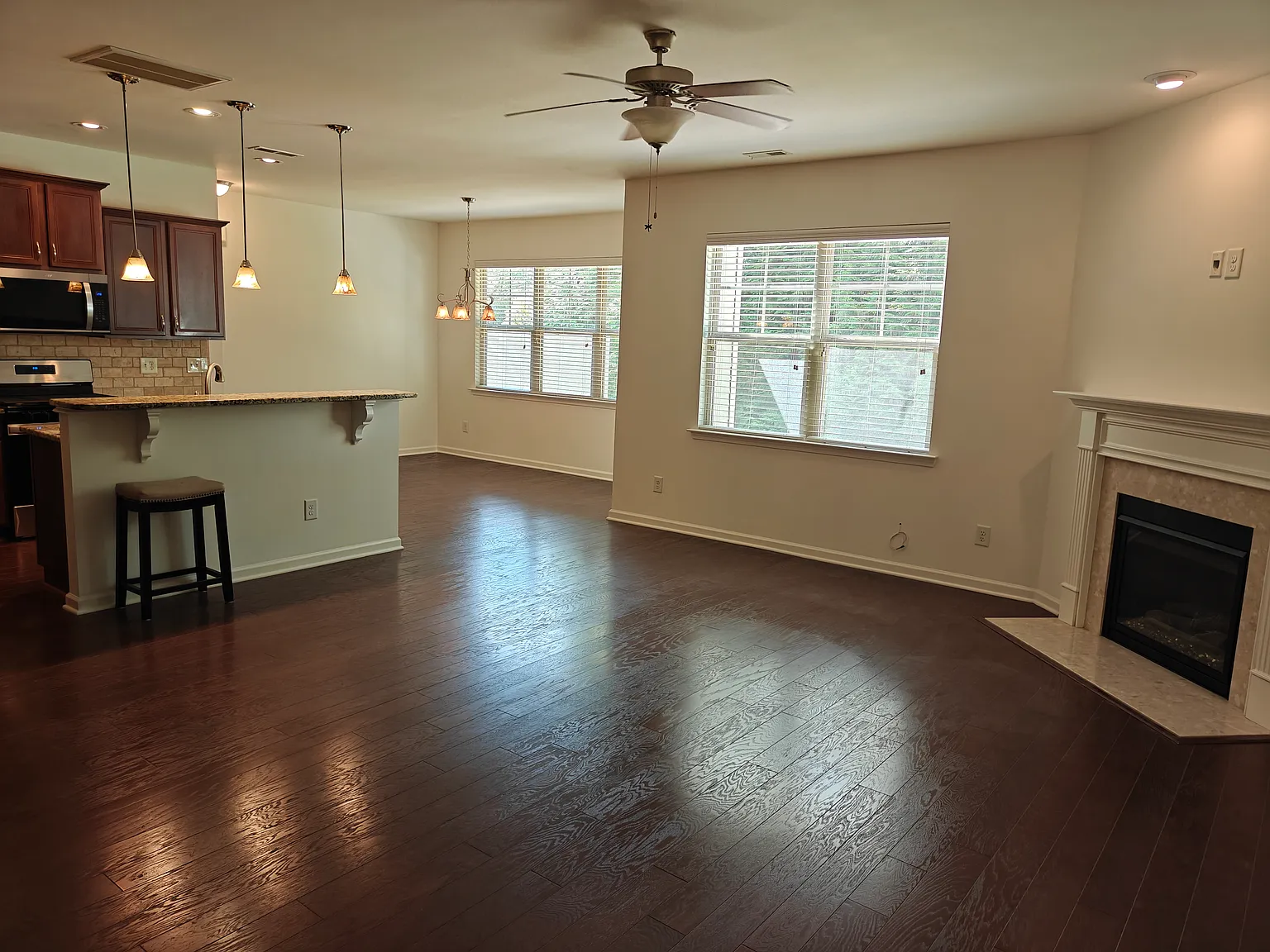 3 bed, 2.5 bath, 1994 sqft, $2,100 — Photo 4