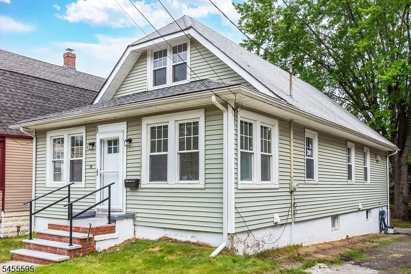 4 bed, 2.0 bath, $4,300 — Photo 2