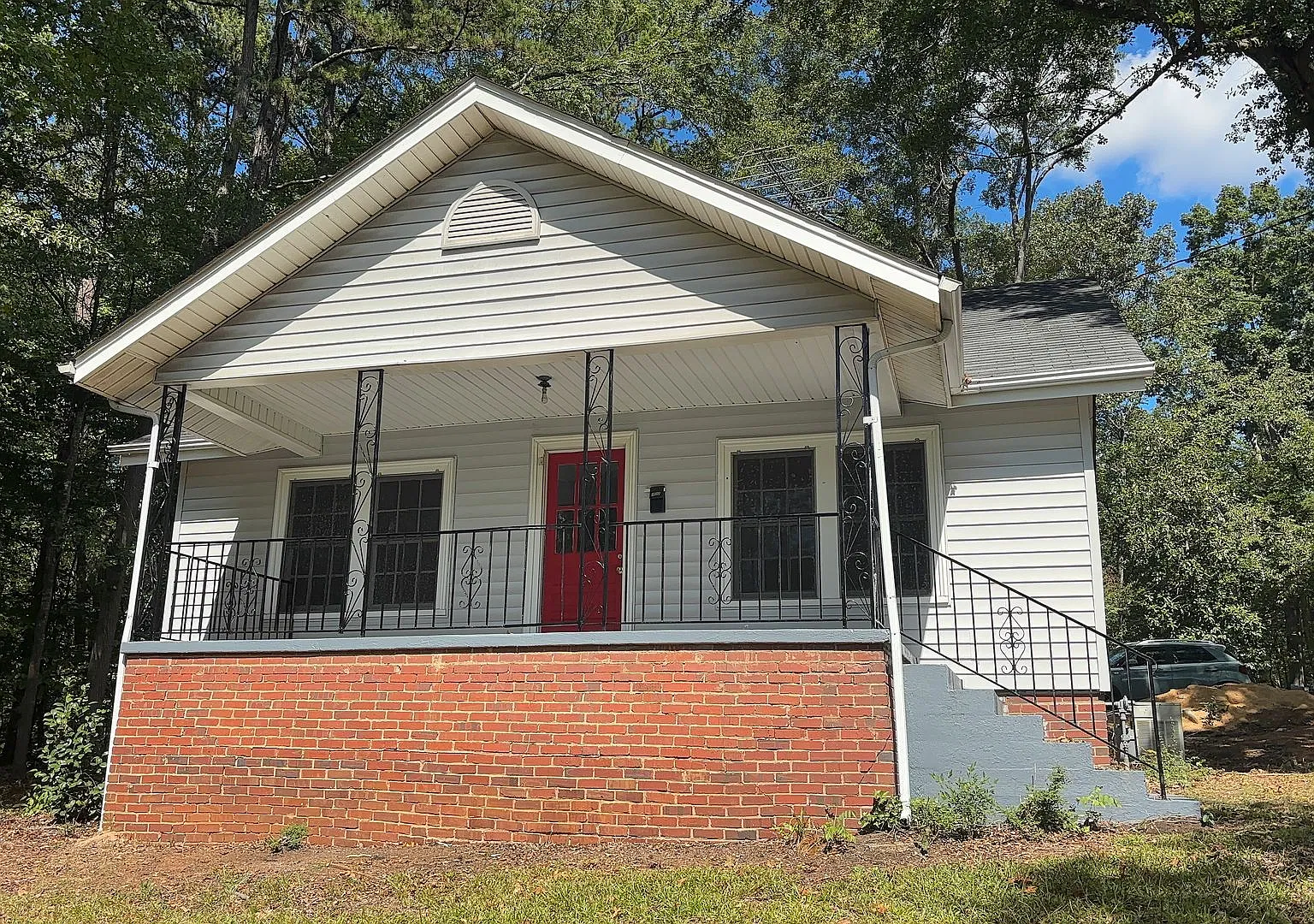 Renovated 2 bedroom 1 bathroom house — Photo 1
