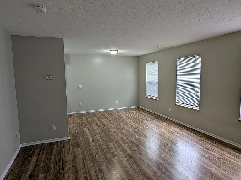 873 Kerns Dr NE — Photo 3