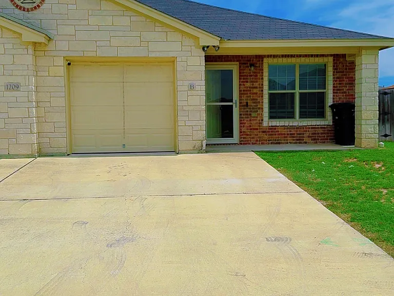 1209 Vanguard Ln #B — Photo 1