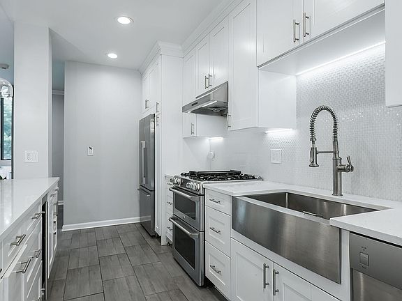 5th image of 2152 N Lakewood Ave