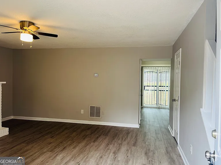 907 Silverwood Dr #907 — Photo 2
