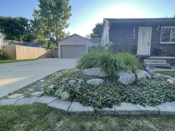 1723 Kirkton Dr, Troy, MI 48083