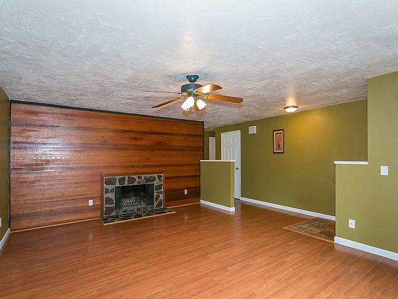 4th image of 298 NE Hyde Cir