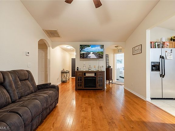 5th image of 409/411 Chalet Ave S