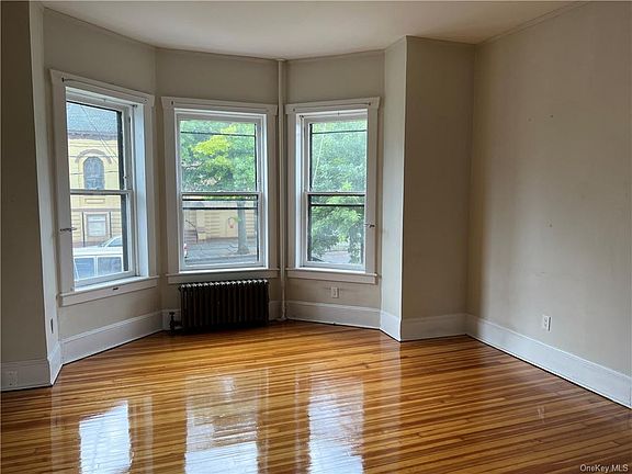 4th image of 172 Grand St