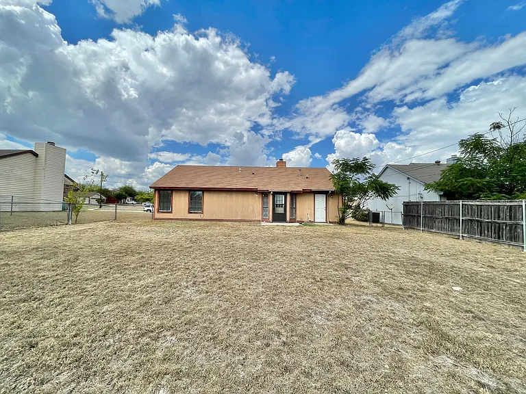 2416 Grasslands Dr — Photo 19