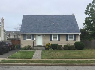 2031 Paddock Rd, Seaford, NY 11783