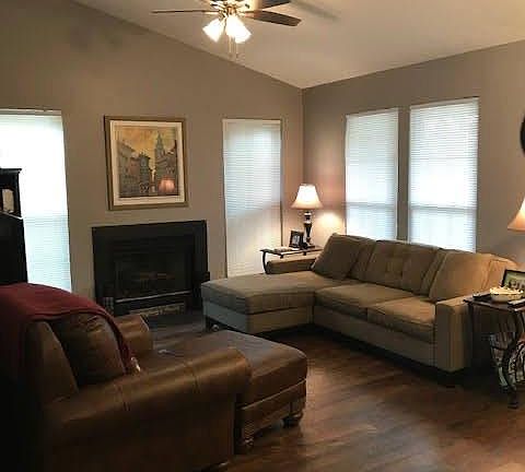 3rd image of 882 Crofton Pl