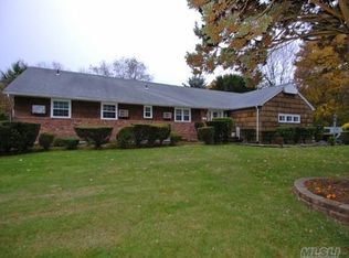 6 Crescent Pl, Brentwood, NY 11717