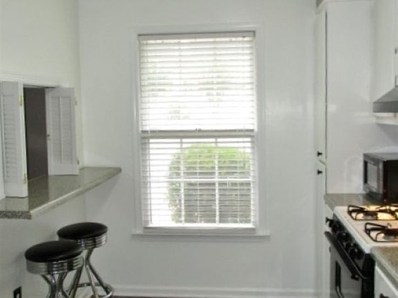 4th image of 26 Somersett Dr