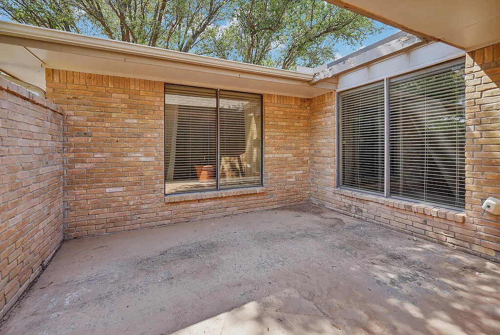 3 bed, 2.0 bath, 2276 sqft, $3,200 — Photo 3