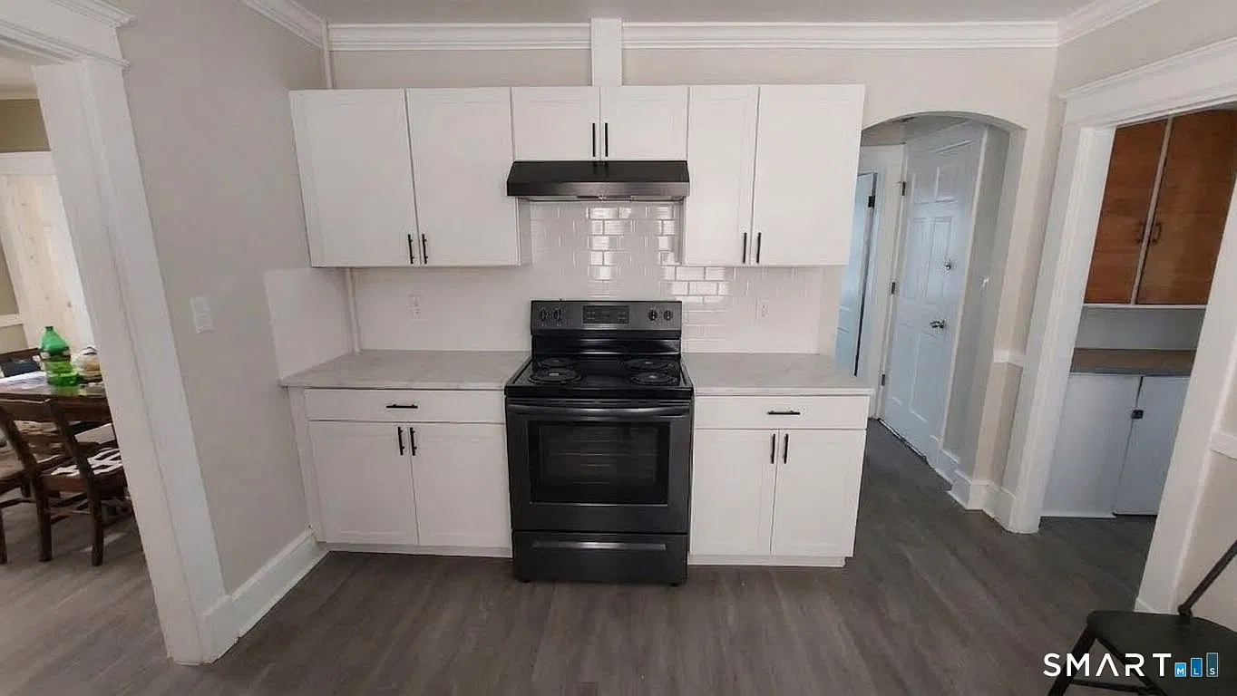 2 bed, 1.0 bath, 1940 sqft, $1,600 — Photo 1