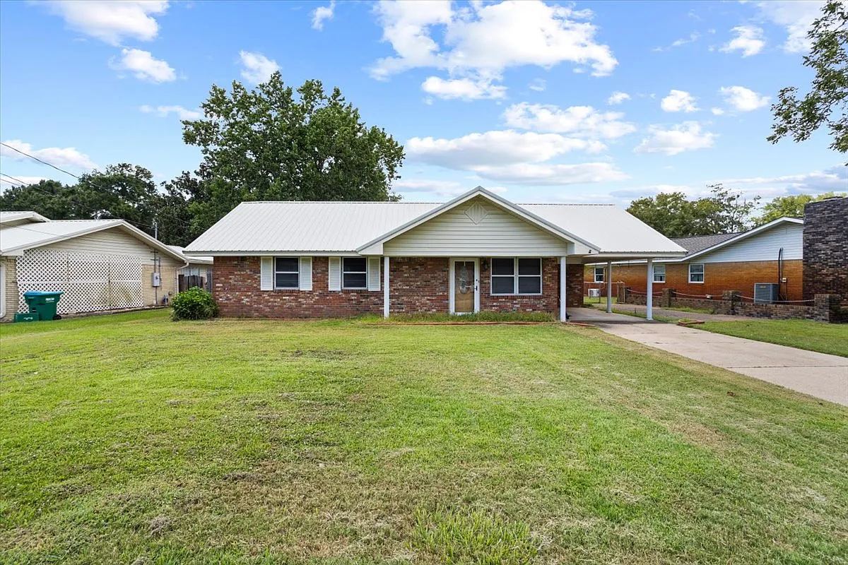 3 bed, 1.5 bath, 1472 sqft, $2,050 — Photo 1