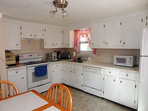 4th image of 6 Lydon Ln