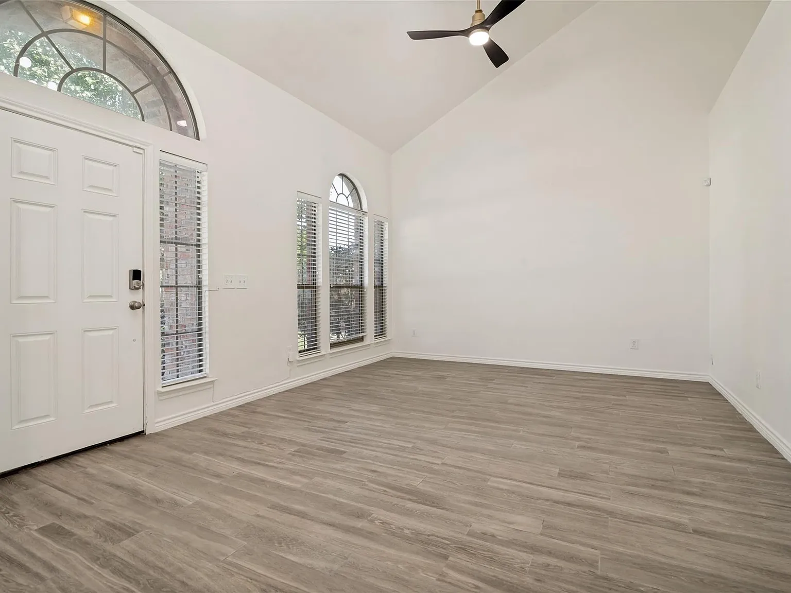 5 bed, 2561 sqft, $2,800 — Photo 3