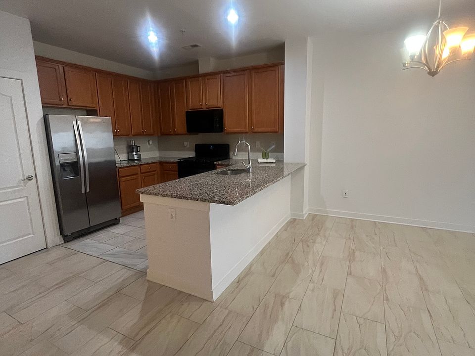 TILE FLOORING.
OPEN FLOOR KITHEN ISLAND/BARSTOOLS.
BIG LIVING ROOM TO THE SIDE