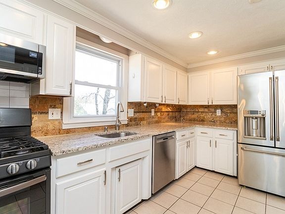 3rd image of 6 Dennis Rd