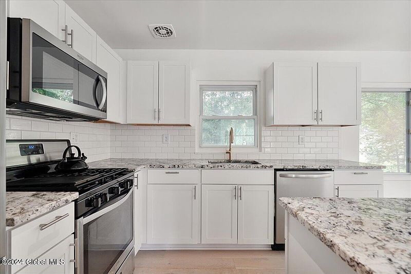 2nd image of 34 Vanderbilt Avenue