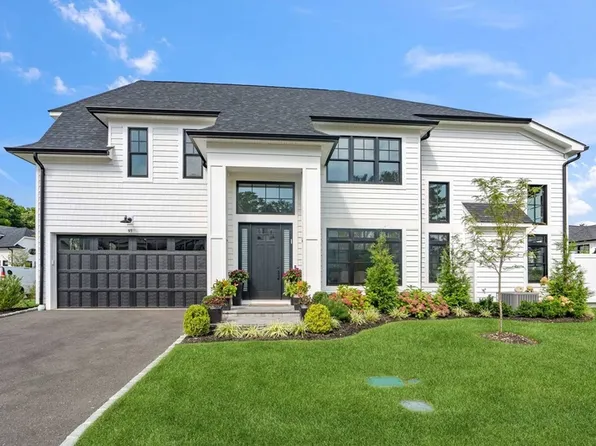 93 Three Ponds Ln, Woodbury, NY 11797