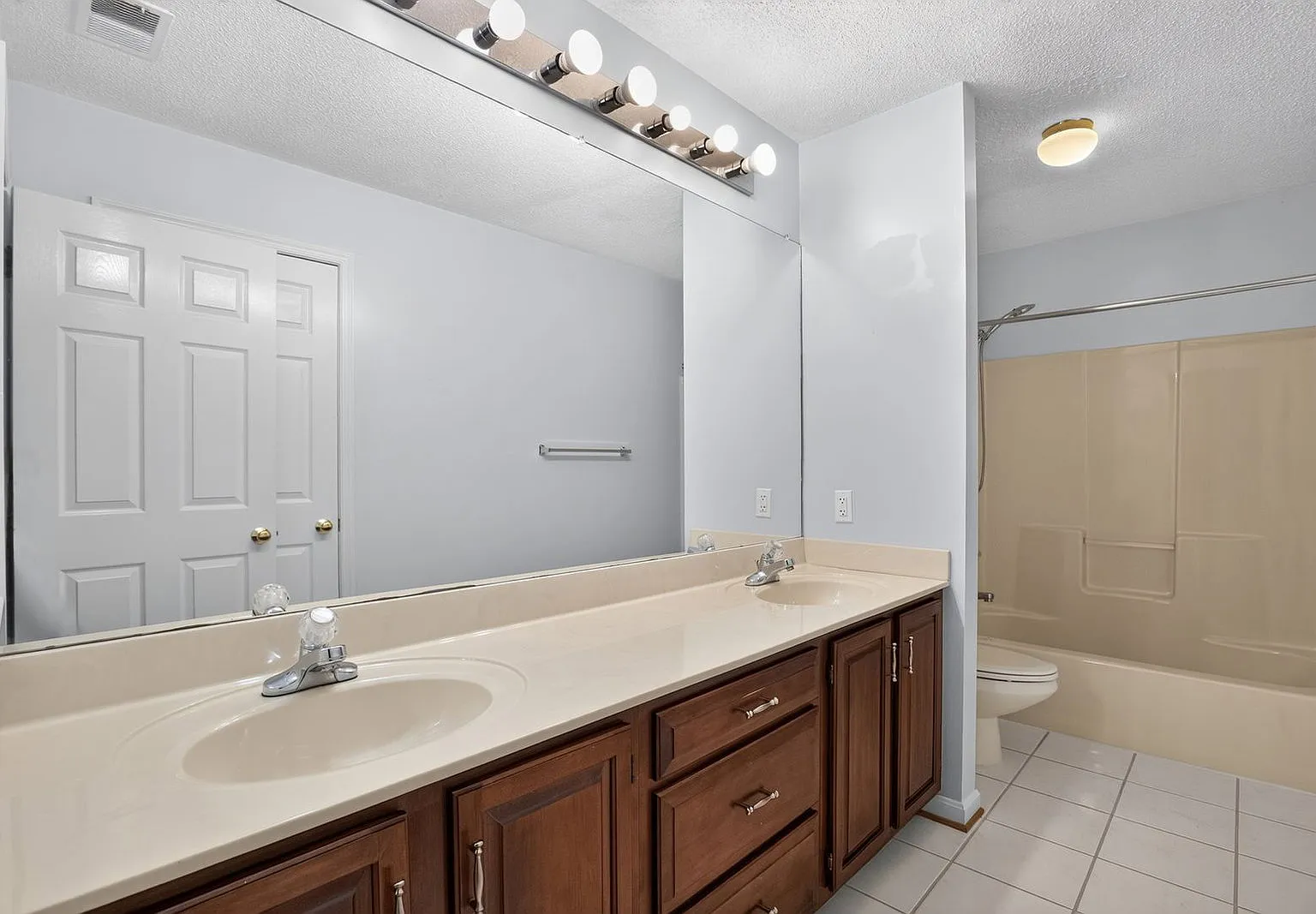 4 bed, 3.0 bath, 3750 sqft, $3,500 — Photo 4